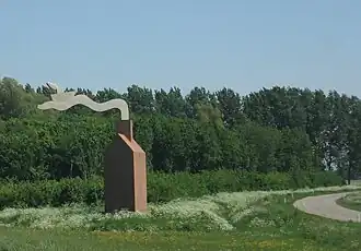 Monument Noordoostpolder net na de Ketelbrug in de Noordoostpolder