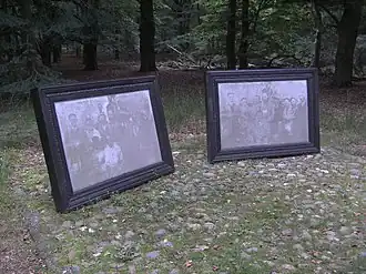 Dit in 2003 opgerichte monument wil de vervagende herinnering aan de joodse dwangarbeiders van kamp Twilhaar levend houden.