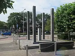 Gedenkteken met op de voorgrond het tableau