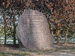 Oorlogsmonument 250 m ten westen van het viaduct bij de A7. Op 8 december 1944 zijn hier vijf mannen gefusilleerd "vanwege de aanslag op de stoomtram van De Ned. Tramweg Maatschappij".