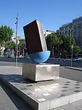 Homenatge al llibre, concreet gedicht naar een ontwerp uit 1994 van Joan Brossa op het kruispunt van de Passeig de Gràcia met de Gran Via in Barcelona geschonken door de Catalaanse vereniging van antiquariaathouders (Gremi de llibreters de vell de Catalunya)