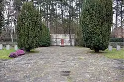 Monument aan de slachtoffers van de concentratiekampen in de Tweede Wereldoorlog, gelegen achterin op de begraafplaats