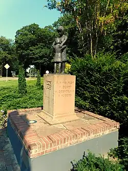 Monument treurende moeder en kind