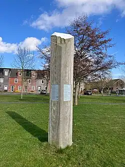 Monument voor boerderij Kuilsburg in het stadspark groene scheg Delfzijl-Noord overzicht.