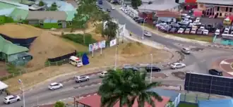 Het monument vóór de onthulling (recht naast de ambulance) langs de rotonde van de Dr. Sophie Redmondstraat en de Flustraat