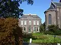 De pastorie bij de rooms-katholieke St. Odulphuskerk