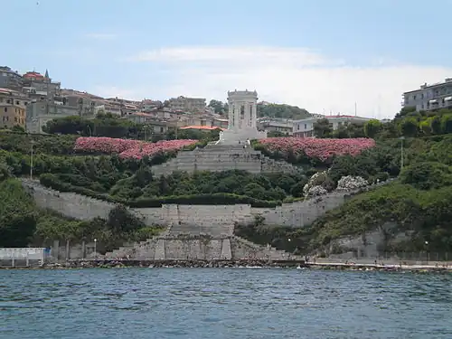 Monument voor de gevallenen van de Eerste Wereldoorlog en trap die naar de zee leidt