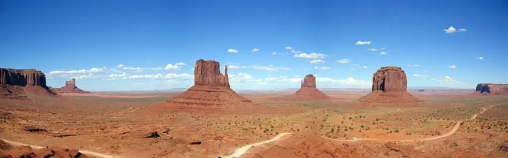 Monument Valley is het symbool bij uitstek van Amerika's Wilde Westen. Centraal staan de Mittens, zo genoemd omdat ze de vorm hebben van wanten, met vier vingers en een aparte duim.