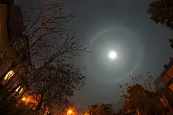 Een omhullende halo om de maan.