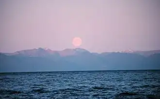 Maansopkomst in Chatham Strait