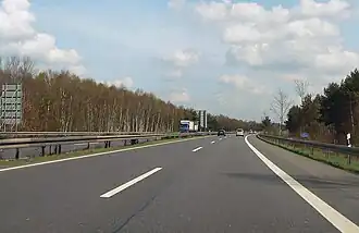 De A37 in het Altwarmbüchener Moor, hier Moorautobahn genoemd. (2009)