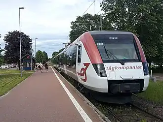 Een Regina stoptrein van Tågkompaniet op station Morastrand