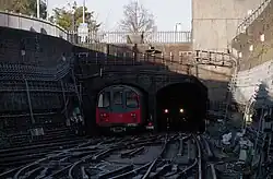 De tunnelmond ten noorden van het station