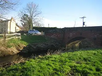 de brug over Cripsey Brook