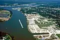 Atchafalaya stroomt van rechts naar links door Morgan City, vooraan haven en deel van de Gulf Intracoastal Waterway.