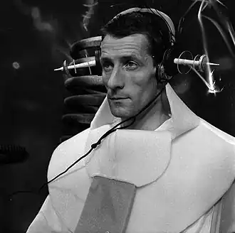 Frits Butzelaar als Apeiron in Morgen gebeurt het (1958)