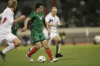 Jarolím (nr. 14) haalt Mounir El Hamdaoui bij