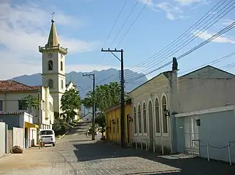 De straat rua Cel. Modesto met de katholieke kerk Nossa Senhora do Porto in het centrum van Morretes