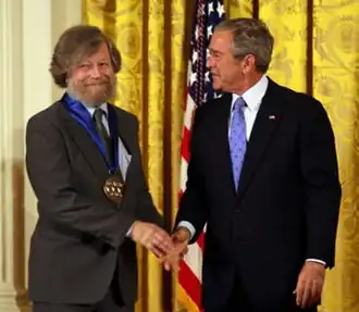 Morten Lauridsen ontvangt de National Medal of Arts uit handen van president George W. Bush in 2007