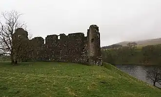Morton Castle vanaf het zuidoosten met aan de rechterzijde de zuidoostelijke toren van de woontoren.