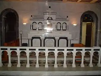 Communiebank in een kapel van een begraafplaats, Verenigde Staten.