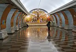 De noordelijke perronhal met de inmiddels verwijderde wandschildering