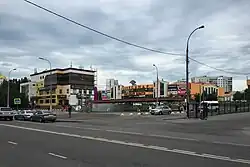 De oude luifel boven de toegang naast het busstation