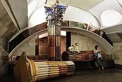 De compositie van zuilen en beelden