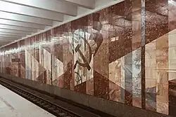 De tunnelwand met hamer en sikkel