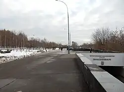 De westelijke ingang bij het park