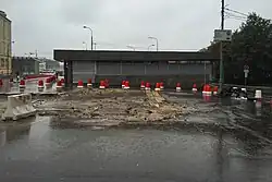 Het gesloten stationsgebouw van de metro, links achter het spoorwegstation Koerskaja