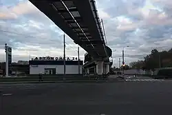 het viaduct over de naamgevende straat aan de westkant van het station