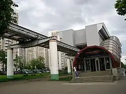 De toegang van het station