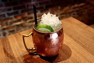 Een Moscow Mule, volgens traditie geserveerd in een koperen mok.