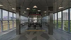 De westkant van de loopbrug