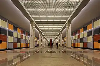 Het perron met de veelkleurige beplating van de tunnelwanden