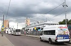 :Bussen aan de kant van Sjtsolskovskoje-weg