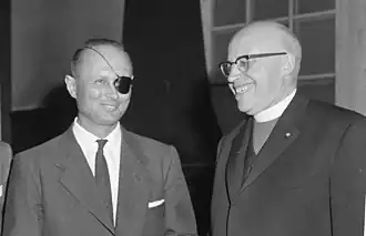 Moshe Dayan met mgr. A.C. Ramselaar (1962)