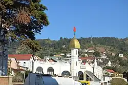 Moskee met het Handje van Fatima als windvaan