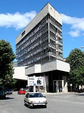 Een door de oorlog verwoest gebouw in Mostar in juli 2007.