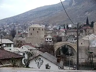 De historische stad Mostar met de tijdens de oorlog verwoeste en later herbouwde historische Stari Most-brug.