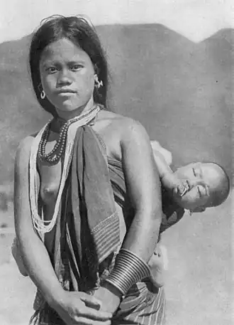 Een Ifugao moeder met kind (1917)