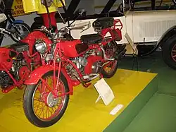 Uiterlijk was er nauwelijks verschil tussen de GT 20 en de Alce, maar volgens het bouwjaar (1938) zou dit een Moto Guzzi GT 20 moeten zijn. Een Alce zou ook beenschilden en gereedschapskistjes moeten hebben, maar bij dit "geciviliseerde" exemplaar zijn die misschien door een latere eigenaar verwijderd.