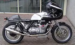 Klassiek uitziende café-racer, die echter gemaakt is op basis van het blok van een moderne Moto Guzzi Sport 1100