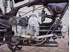 Bij de "V" motor zaten de stoterstangen in een centrale koker. Onder het motorblok is de koker met de schroefveren goed te zien