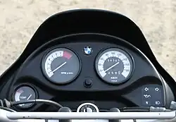 Dashboard van de F 650. Bij de ST-versie werd de temperatuurmeter vervangen door een klokje