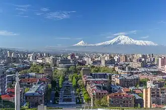 Kentron met op de achtergrond de berg Ararat