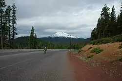 Mount Bachelor vanuit het oosten, met de Cascade Lakes Scenic Byway op de voorgrond