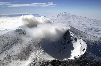 Luchtfoto van de twee kraters van de Erebus; Mount Terror is zichtbaar op de achtergrond