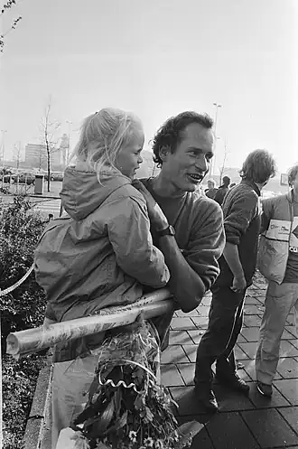 Bart Vos begroet door dochter bij terugkomst Himalaya-expeditie (1984)